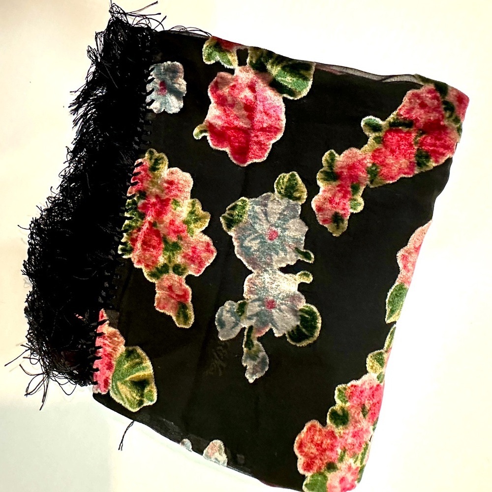 Silk and velvet rose red & green, with blk fringe